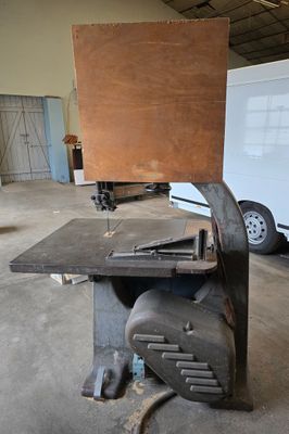 une machine qui se trouve à l'intérieur d'un bâtiment