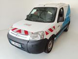 une camionnette blanche à rayures rouges et bleues garée dans une pièce blanche