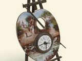 une horloge posée sur un chevalet sur lequel est posé un tableau