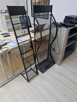 deux ordinateurs posés sur le bureau dans la pièce