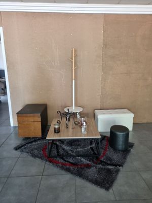 un salon avec une table basse et deux tabourets