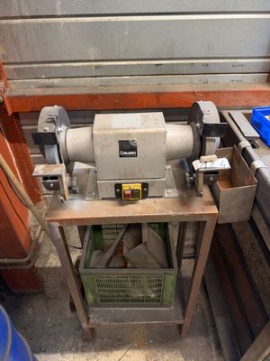une machine posée sur une table dans une pièce