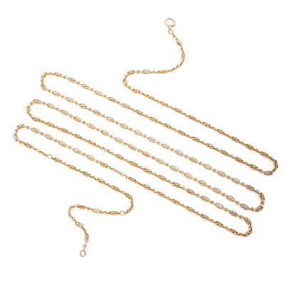 un collier en or dont la chaîne est mise en valeur sur un fond blanc