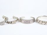 trois bagues en argent sur une surface blanche, sur fond blanc