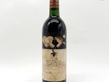 une bouteille de vin posée sur une table