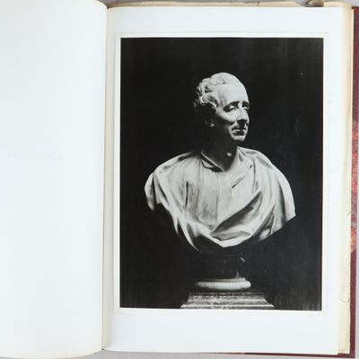 un livre ouvert sur lequel figure une photographie en noir et blanc représentant le buste d'un homme