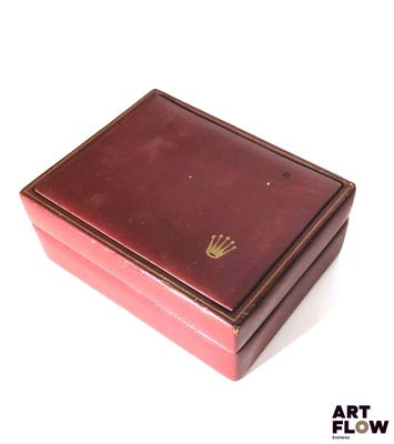 une petite boîte rouge ornée d'une couronne dorée