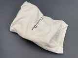 un sac blanc orné d'un logo, posé sur une table