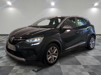 la voiture noire est garée sur un sol en damier dans le garage