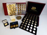 un assortiment de pièces d'or et d'argent dans un coffret rouge