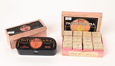 deux boîtes de savon et une boîte de savon posées sur une surface blanche