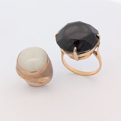 paire de bagues ornées de pierres noires et blanches sur un fond blanc