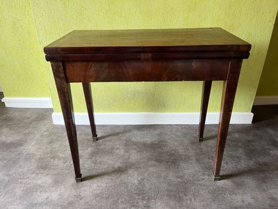 une petite table avec un plateau en bois sur un sol recouvert de moquette