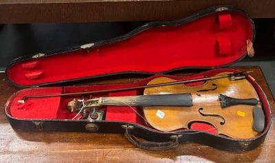 un violon dans un étui posé sur une table