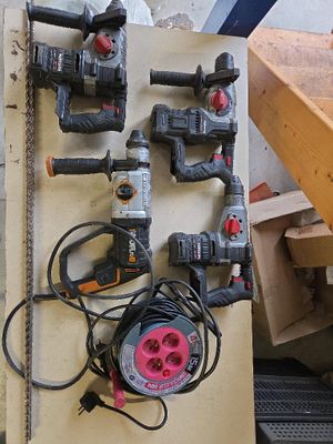 de nombreux outils posés sur une table