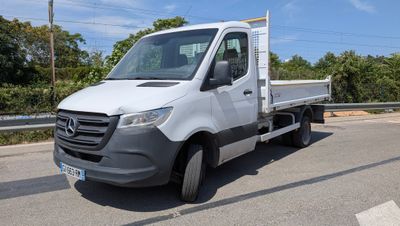 un camion blanc garé sur le bord de la route