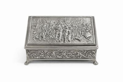 une boîte ancienne en argent, ornée d'une scène sur fond blanc