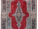 un tapis rouge et bleu à motifs de médaillons