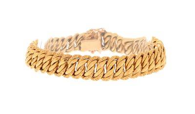 gros plan d'un bracelet en or sur fond blanc