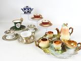 de nombreuses tasses à thé et soucoupes posées sur un plateau