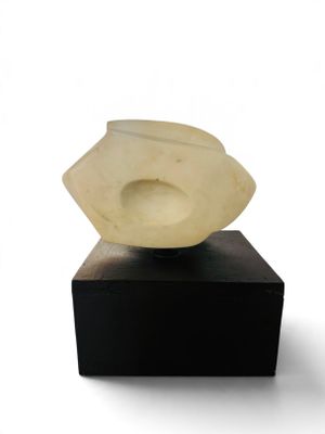 sculpture en marbre représentant un coquillage sur un socle noir