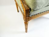 une image représentant une chaise avec un coussin rembourré vert