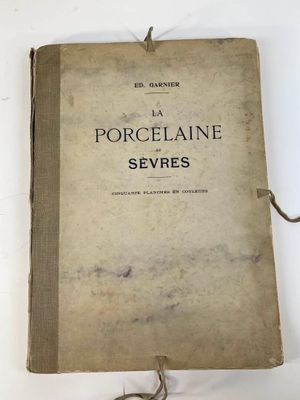 un vieux livre dont une corde pend de la couverture