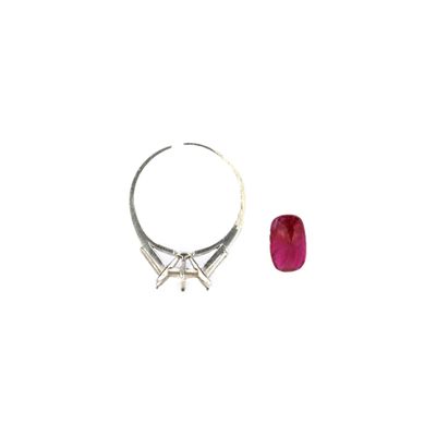 une bague et un clou rouge sur une surface blanche