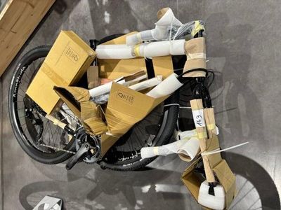 un vélo avec des caisses à l'arrière