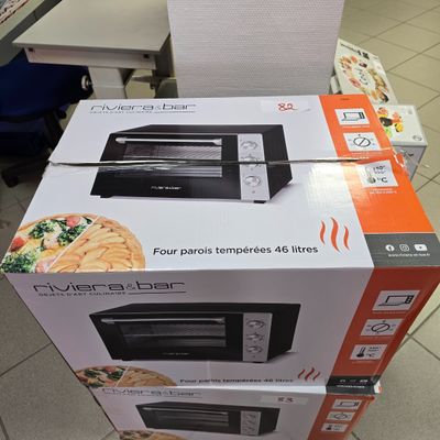 une boîte sur laquelle est posé un micro-ondes