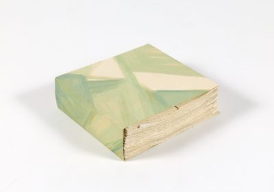 une petite boîte en bois ornée d'un motif vert et blanc