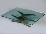 une plaque de verre sur laquelle est représenté un oiseau, posée sur une table