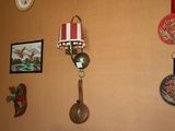 un mur sur lequel sont accrochés une horloge, une lampe et d'autres objets décoratifs