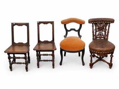 quatre chaises anciennes sont alignées devant un fond blanc