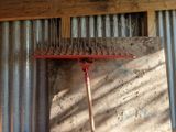 un balai rouge appuyé contre un mur dans un immeuble