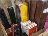 une boîte remplie de téléphones portables de toutes sortes et d'autres objets
