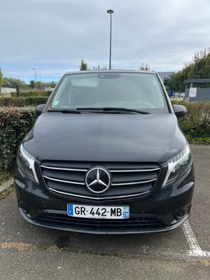 une Mercedes Classe V noire garée sur un parking