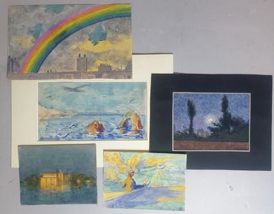 de nombreux tableaux accrochés ensemble au mur