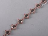 un gros plan sur un bracelet composé de perles roses et dorées