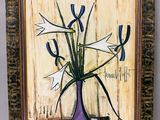 un tableau représentant des fleurs dans un vase violet posé sur une table