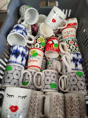 un panier rempli de tasses à café et de cuillères