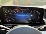 un tableau de bord de voiture équipé d'un compteur de vitesse numérique et d'un volant