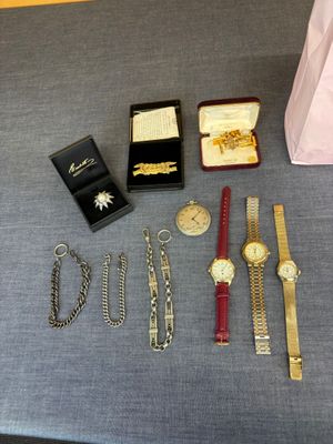 beaucoup de montres et d'autres bijoux posés sur la table