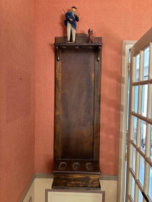 une horloge grand-père dans le coin d'une pièce
