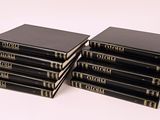 six livres empilés les uns sur les autres sur une surface blanche