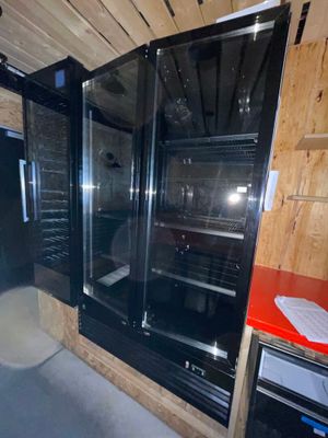 une douche en verre dans une petite pièce avec un plan de travail rouge