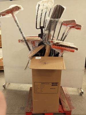 une boîte en carton contenant tout un tas d'outils