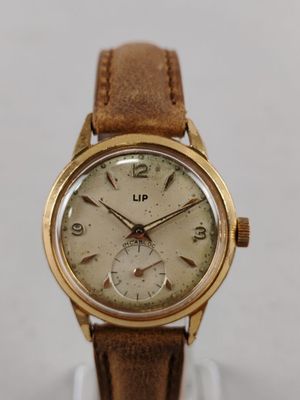 gros plan d'une montre-bracelet avec un bracelet en cuir marron