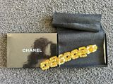 Portefeuille à chaîne dorée et bracelet à chaîne Chanel