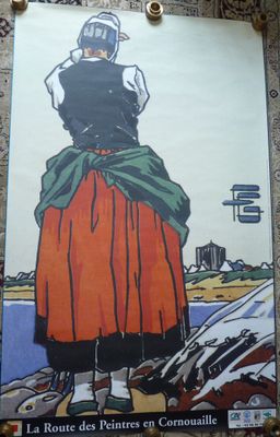 une grande affiche représentant une femme vêtue d'une longue robe rouge